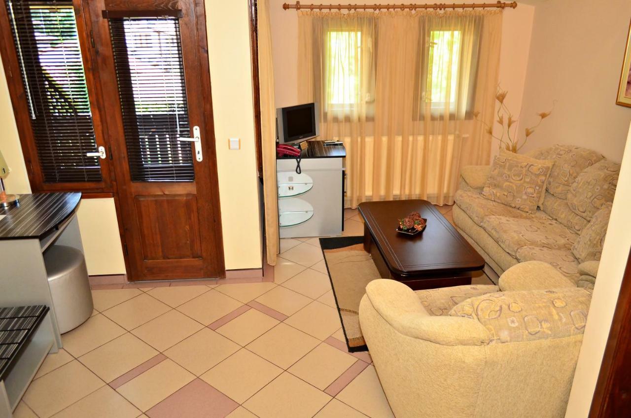 Family Hotel Maraya アルバナシ エクステリア 写真